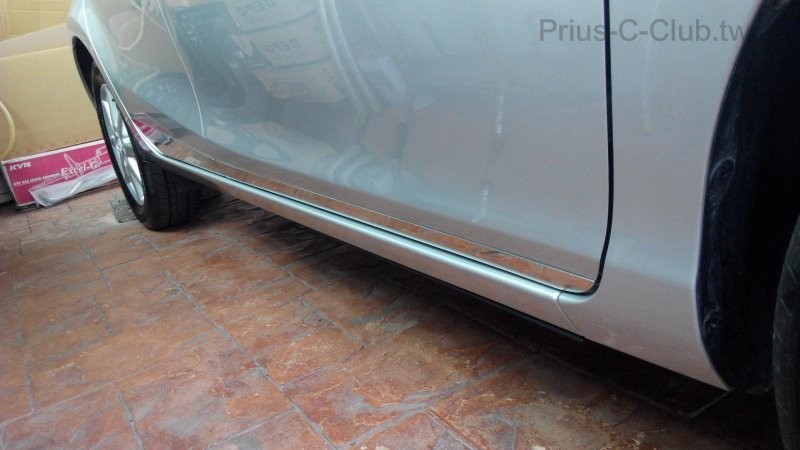 Prius C Club 專屬六件式鍍鉻飾版--右側門板