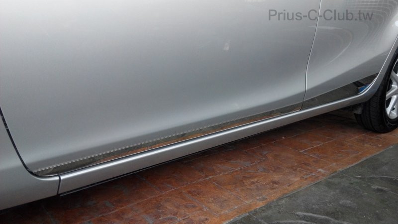 Prius C Club 專屬六件式鍍鉻飾版--左側門板